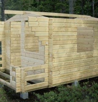 Stuga byggsats: Väggarna har rests Stuga byggsats: Väggarna har rests